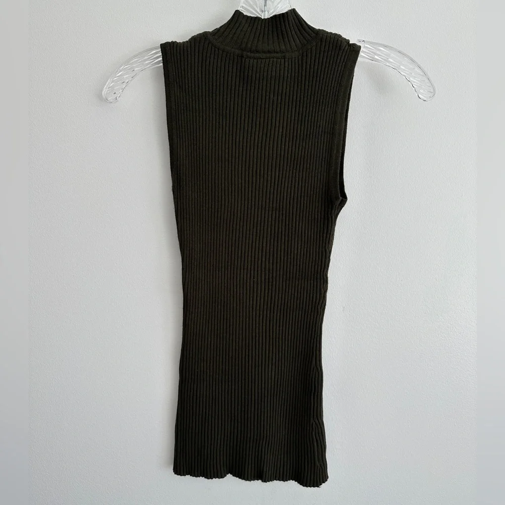 Hooked Up By I.O.T Sleeveless Turtleneck Ribbed Top in Green / Khaki Extra Small
